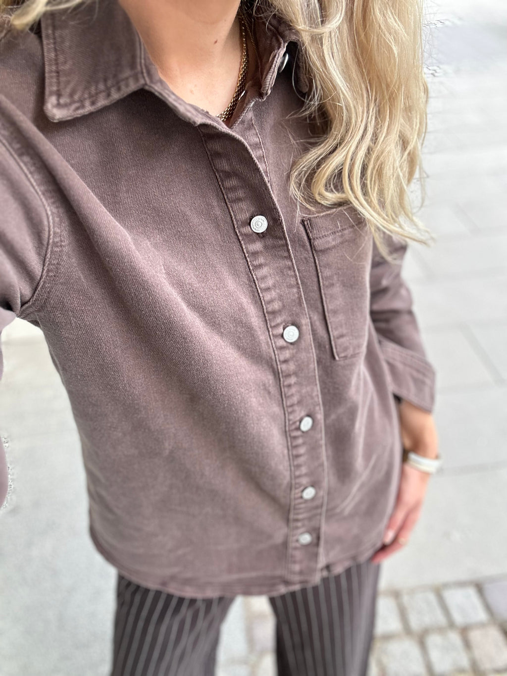 PIECES - SILKE LS SHIRT - HOT FUDGE
