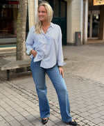 Ladda upp bild till gallerivisning, VERO MODA - NORA LS OVERSIZE SHIRT - BRIGHT WHITE/BLUE
