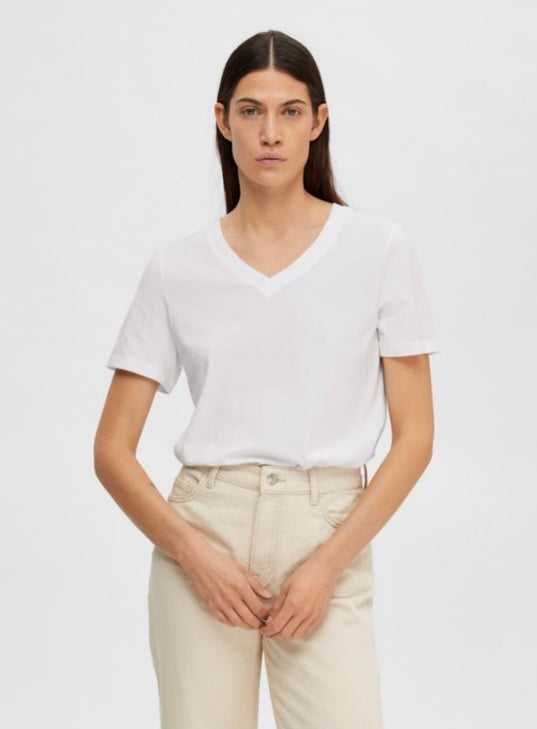 SELECTED FEMME - ESSENTIAL SS V-NECK TEE - WHITE