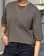 Ladda upp bild till gallerivisning, SOAKED - JINA LOGO TEE - TARMAC
