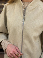Ladda upp bild till gallerivisning, MARTA -  JACKA KORT ÄRM 55136M - BEIGE
