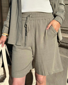 SELECTED FEMME - VIVA MW SHORTS - VETIVER