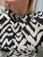 Ladda upp bild till gallerivisning, JDY - PIPER L/S HIGH NECK TOP -  CROCKERY ZIGZAG
