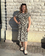 Ladda upp bild till gallerivisning, ONLY - HANNOVER S/S SHIRT DRESS - TARMAC/PUMICE STONE
