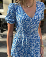 Ladda upp bild till gallerivisning, ONLY - CHIANTI S/S LONG DRESS - MARINA/WHITE FLOWER
