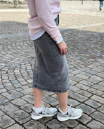 Ladda upp bild till gallerivisning, VERO MODA - VERI HR CALF DENIM SKIRT - MEDIUM GREY DENIM
