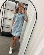 Ladda upp bild till gallerivisning, VERO MODA - JENNIE SS SHORT DRESS - LIGHT BLUE DENIM
