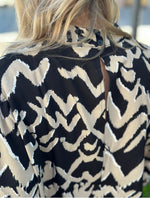 Ladda upp bild till gallerivisning, JDY - PIPER L/S HIGH NECK TOP -  CROCKERY ZIGZAG
