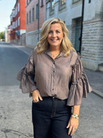 Ladda upp bild till gallerivisning, GEMINI - VOLANGÄRMAD BLUS - BEIGE
