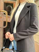 Ladda upp bild till gallerivisning, VEROMODA - FORTUNEAYA XTRA LONG COAT - BLACK
