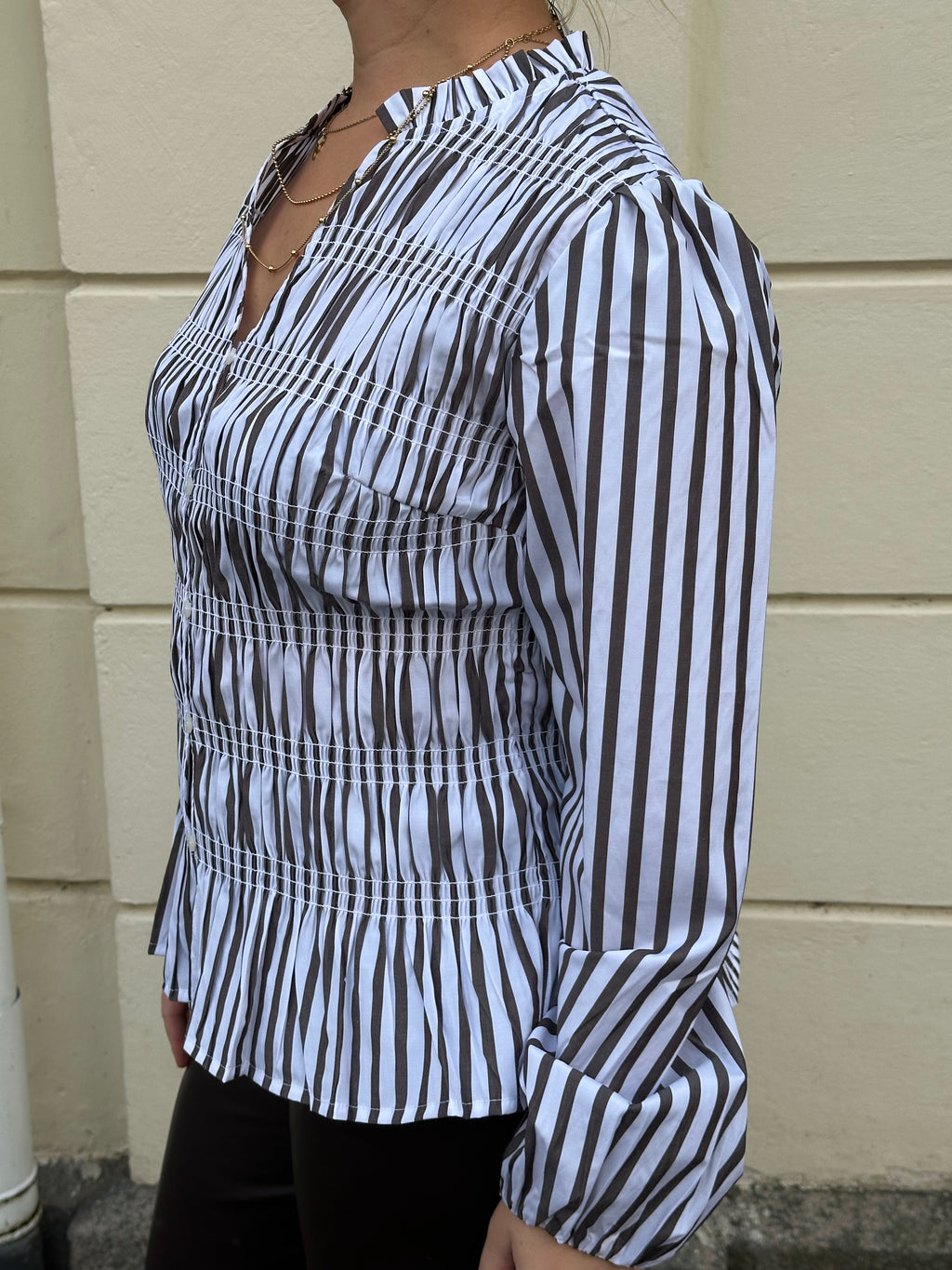 ONLY - HALIS V-NECK L/S SMOCK TOP - BLACK COFFEE