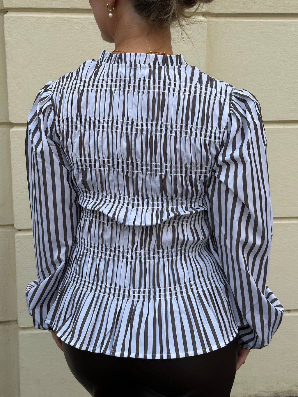 ONLY - HALIS V-NECK L/S SMOCK TOP - BLACK COFFEE