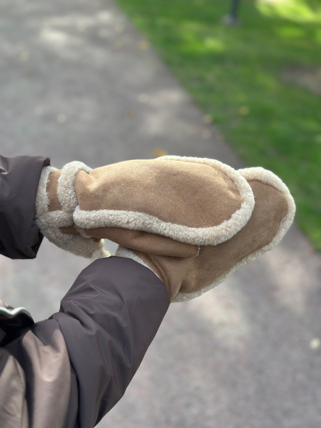 PIECES - ARLO MITTENS - TOFFEE