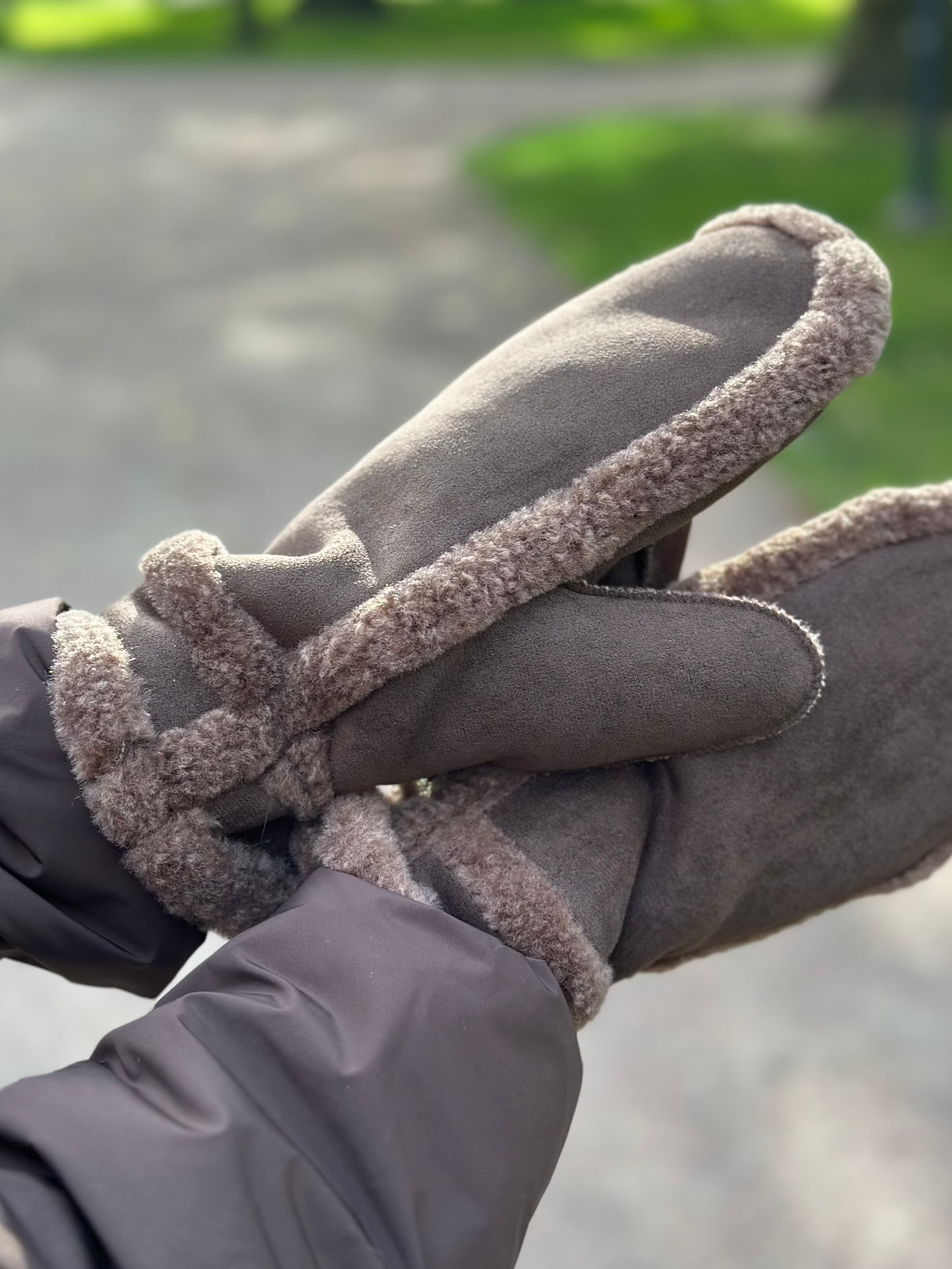 PIECES - ARLO MITTENS - COFFEE QUARTZ