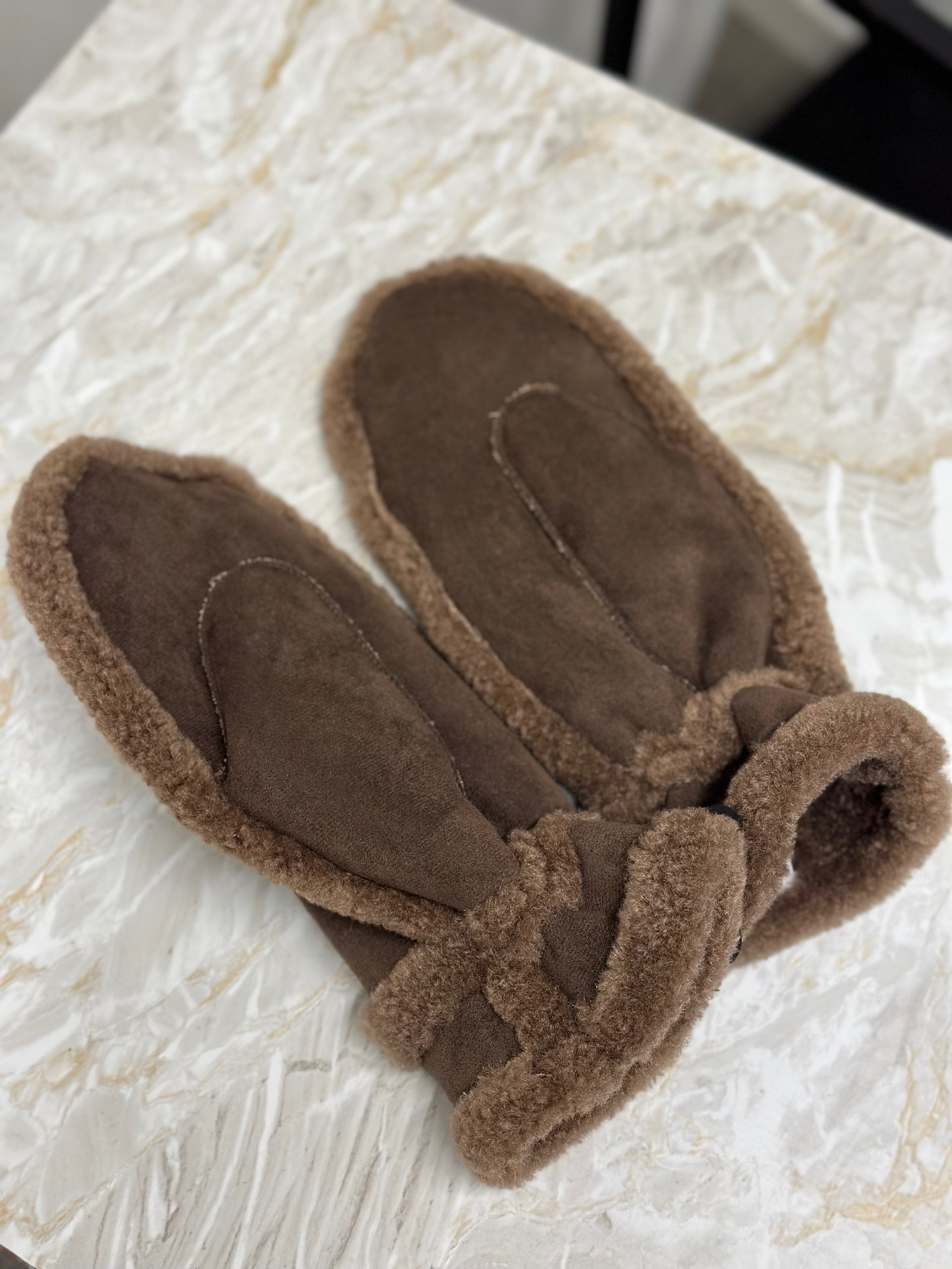 PIECES - ARLO MITTENS - COFFEE QUARTZ