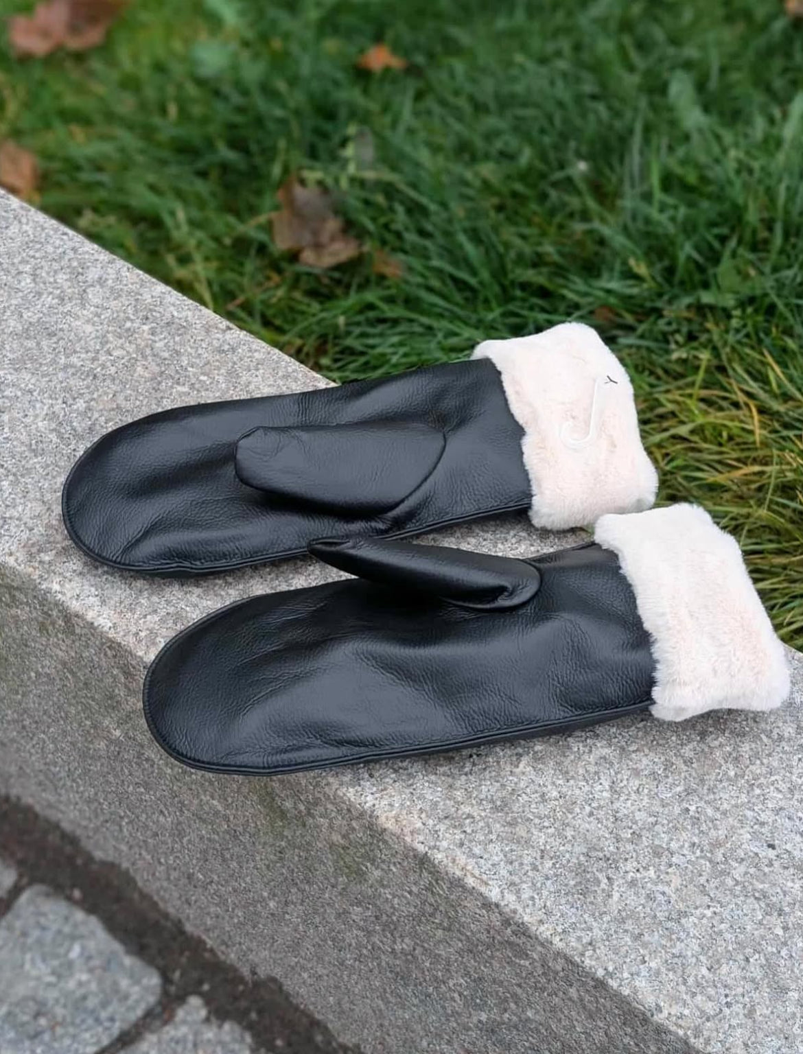 VEROMODA - MATHILDE GLOVES - BLACK/OATMEAL