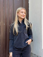 Ladda upp bild till gallerivisning, JDY - STINE STONE LS SHIRT - BLACK DENIM
