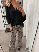 Ladda upp bild till gallerivisning, COSY HOUSE - OMLOTT BLUS - SVART
