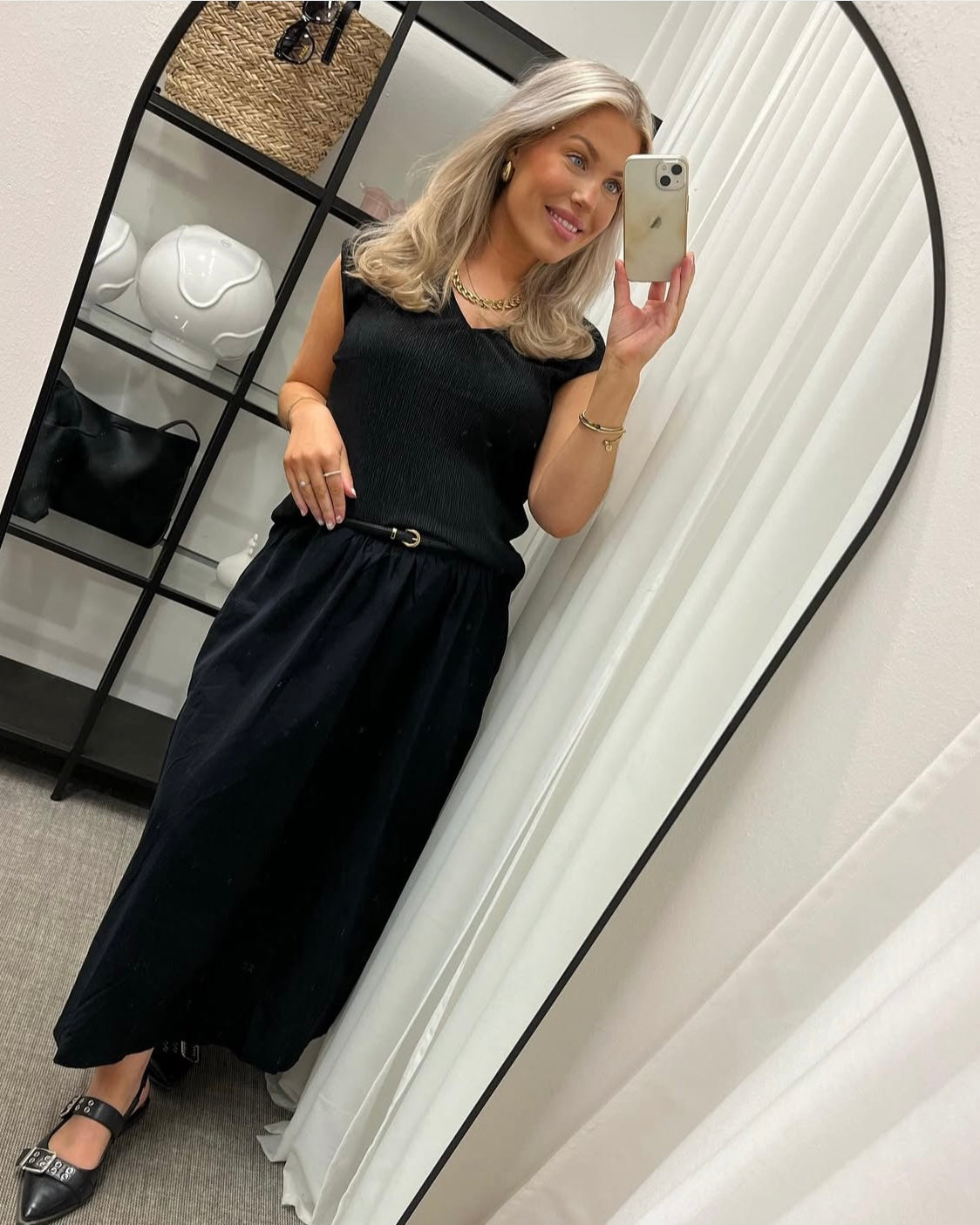 PIECES - FLORA SS V-NECK TOP - BLACK