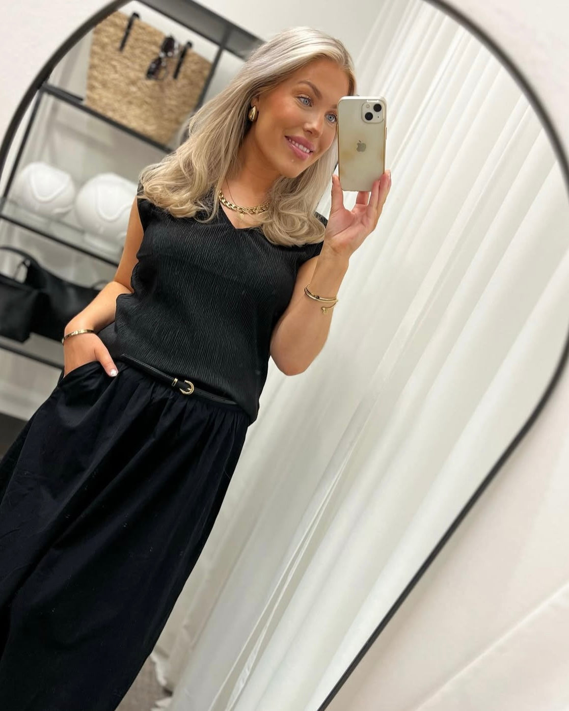 PIECES - FLORA SS V-NECK TOP - BLACK