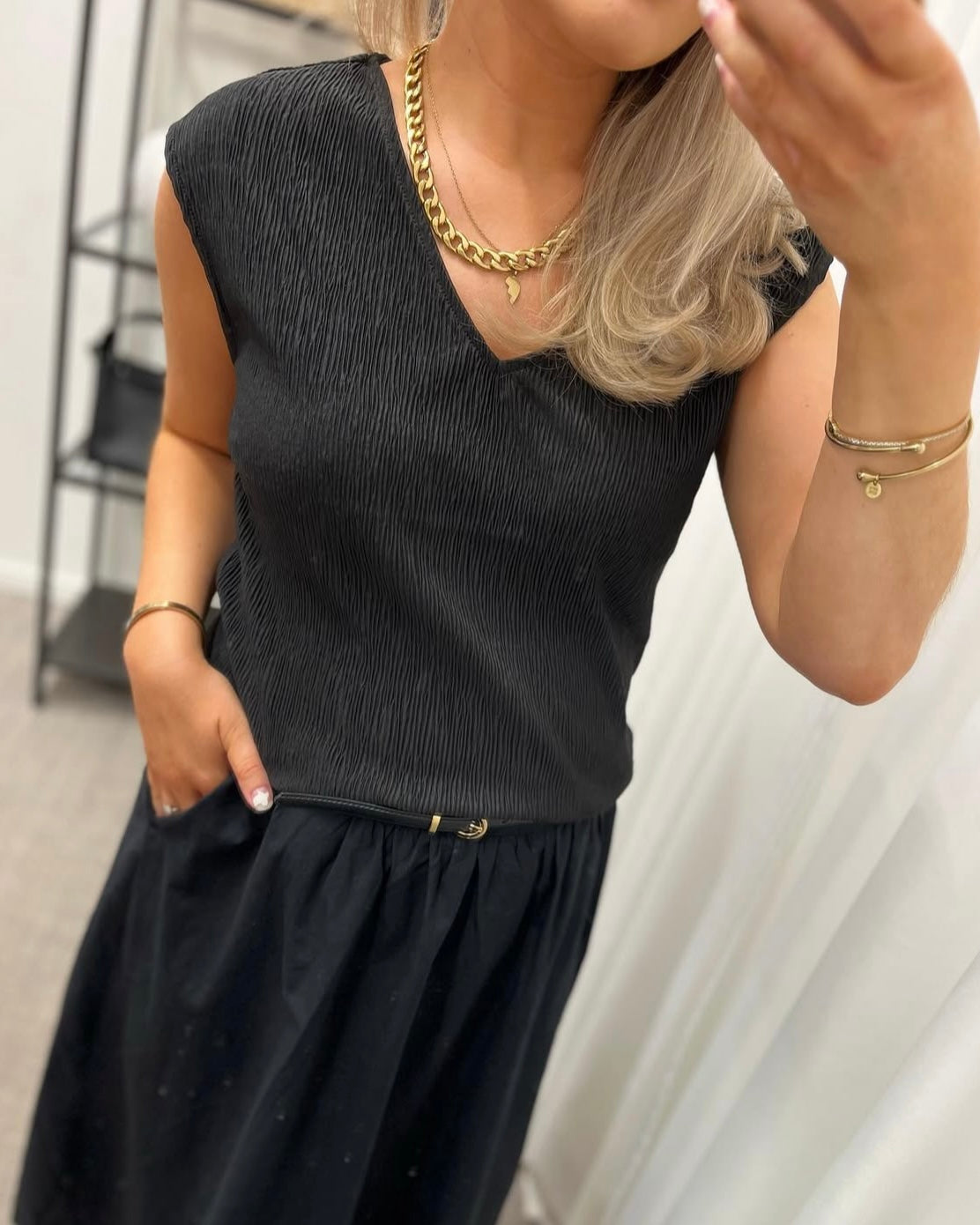 PIECES - FLORA SS V-NECK TOP - BLACK