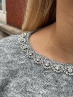 Ladda upp bild till gallerivisning, JDY - ALVA LIFE L/S EMBELLISH PULLOVER - MEDIUM GREY MEL/SILVER EMB
