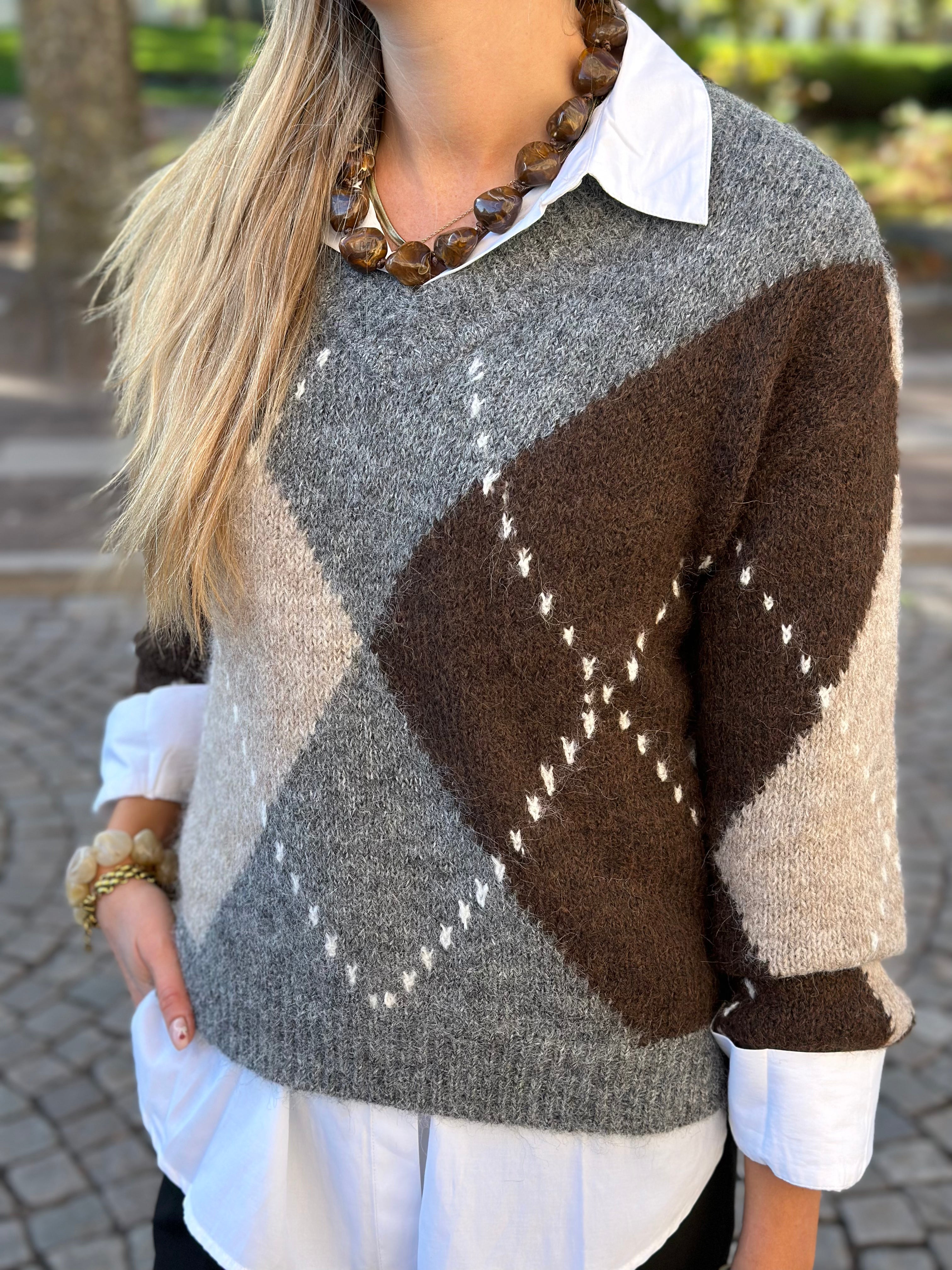 JDY - ZOEY L/S V-NECK ARGYLE PULLOVER - MEDIUM GREY MELANGE