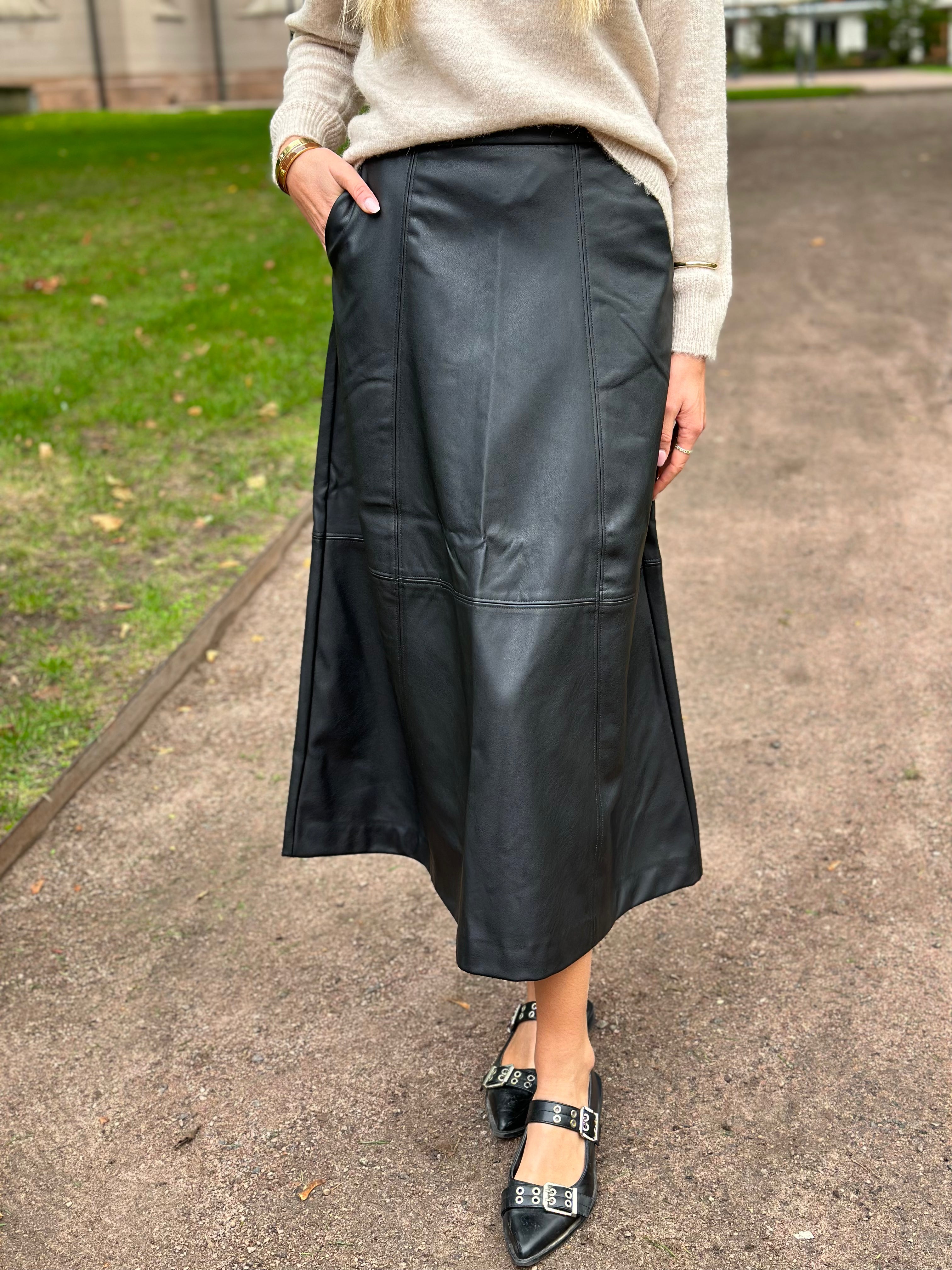 VEROMODA - OLIVE HW COATED ANKLE SKIRT - BLACK
