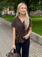 Ladda upp bild till gallerivisning, GEMINI - KNUT TOP - BRUN
