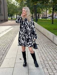 JDY - DREW LIFE L/S O-NECK DRESS - CLOUD DANCER/BLACK STRU