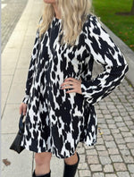Ladda upp bild till gallerivisning, JDY - DREW LIFE L/S O-NECK DRESS - CLOUD DANCER/BLACK STRU
