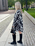 Ladda upp bild till gallerivisning, JDY - DREW LIFE L/S O-NECK DRESS - CLOUD DANCER/BLACK STRU
