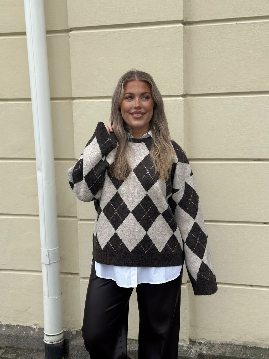 PIECES - ALVA LS LOOSE O-NECK CHECK KNIT - HOT FUDGE/BIRCH