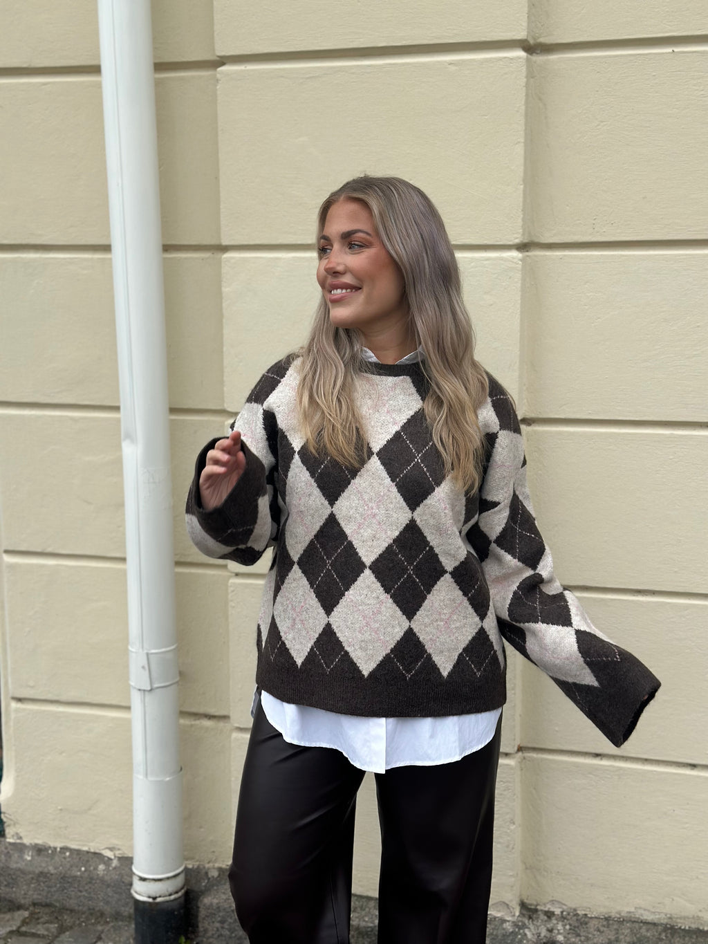 PIECES - ALVA LS LOOSE O-NECK CHECK KNIT - HOT FUDGE/BIRCH