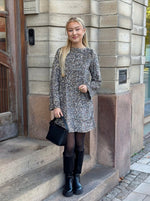 Ladda upp bild till gallerivisning, PIECES - KAM LS DRESS BACK BOW DRESS - MOREL/SILVER SEQ
