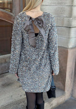 Ladda upp bild till gallerivisning, PIECES - KAM LS DRESS BACK BOW DRESS - MOREL/SILVER SEQ
