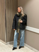 Ladda upp bild till gallerivisning, PIECES - EMILY SHORT QUIL TED JACKET - BLACK
