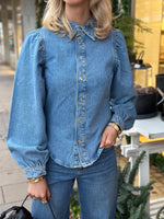 Ladda upp bild till gallerivisning, PIECES - RITT LS DENIM SHIRT - LIGHT BLUE DENIM
