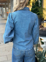 Ladda upp bild till gallerivisning, PIECES - RITT LS DENIM SHIRT - LIGHT BLUE DENIM
