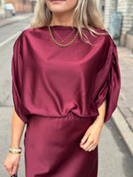 Ladda upp bild till gallerivisning, COSY HOUSE - GLANSIG BLUS - RÖD
