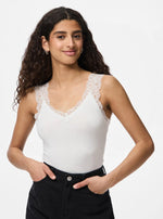 Ladda upp bild till gallerivisning, PIECES - BARBERA LACE TOP - BRIGHT WHITE

