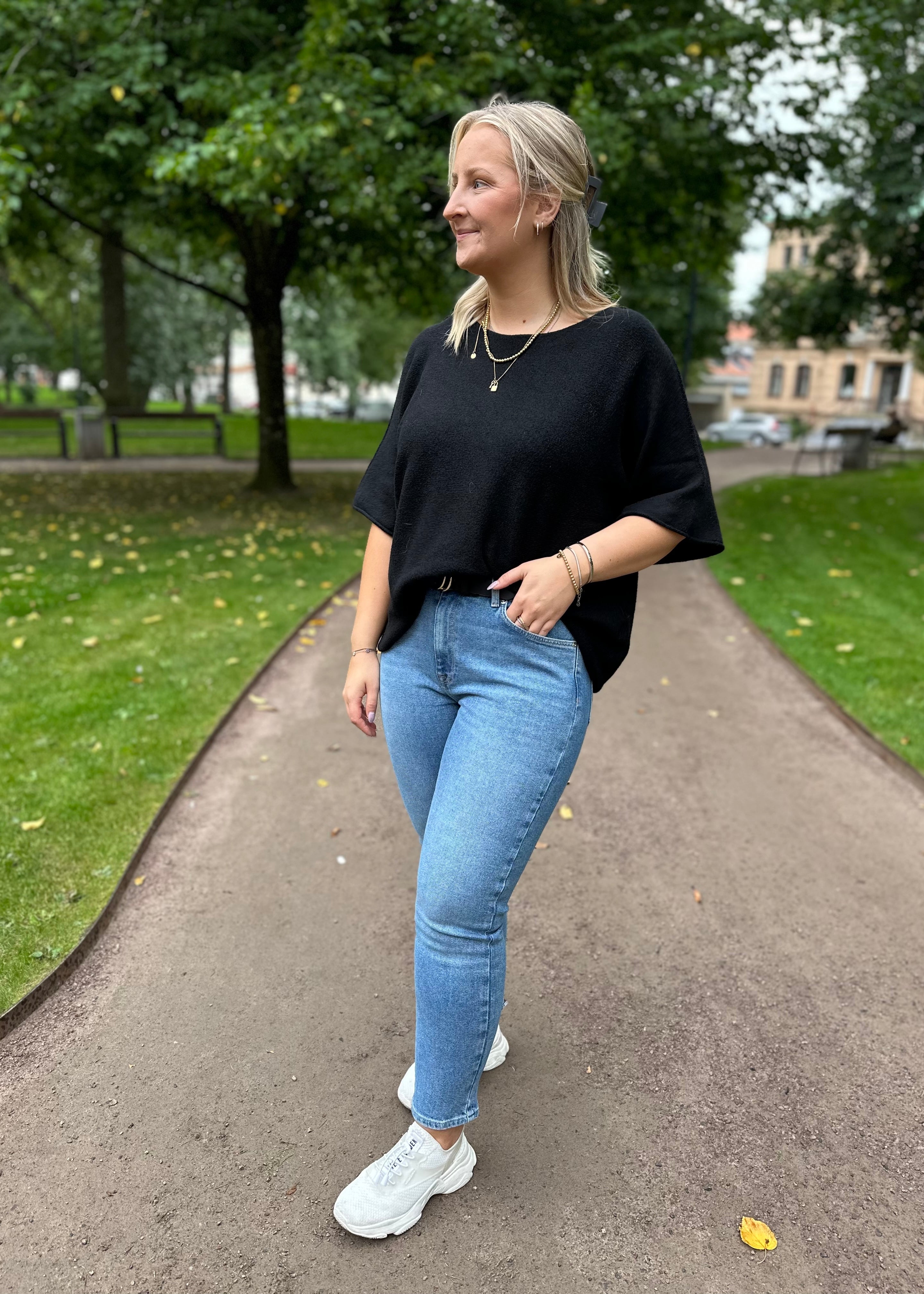 MARTA - STICKAD TRÖJA 5003 - BLACK