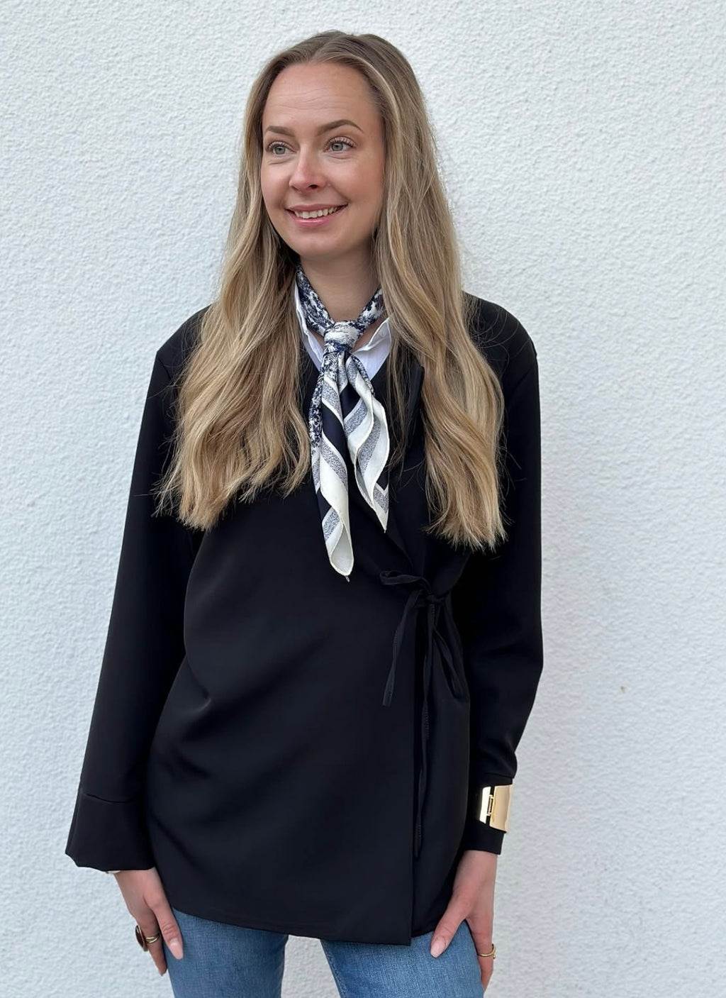 COSY HOUSE - BLAZER MED KNYTE - SVART
