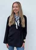 COSY HOUSE - BLAZER MED KNYTE - SVART
