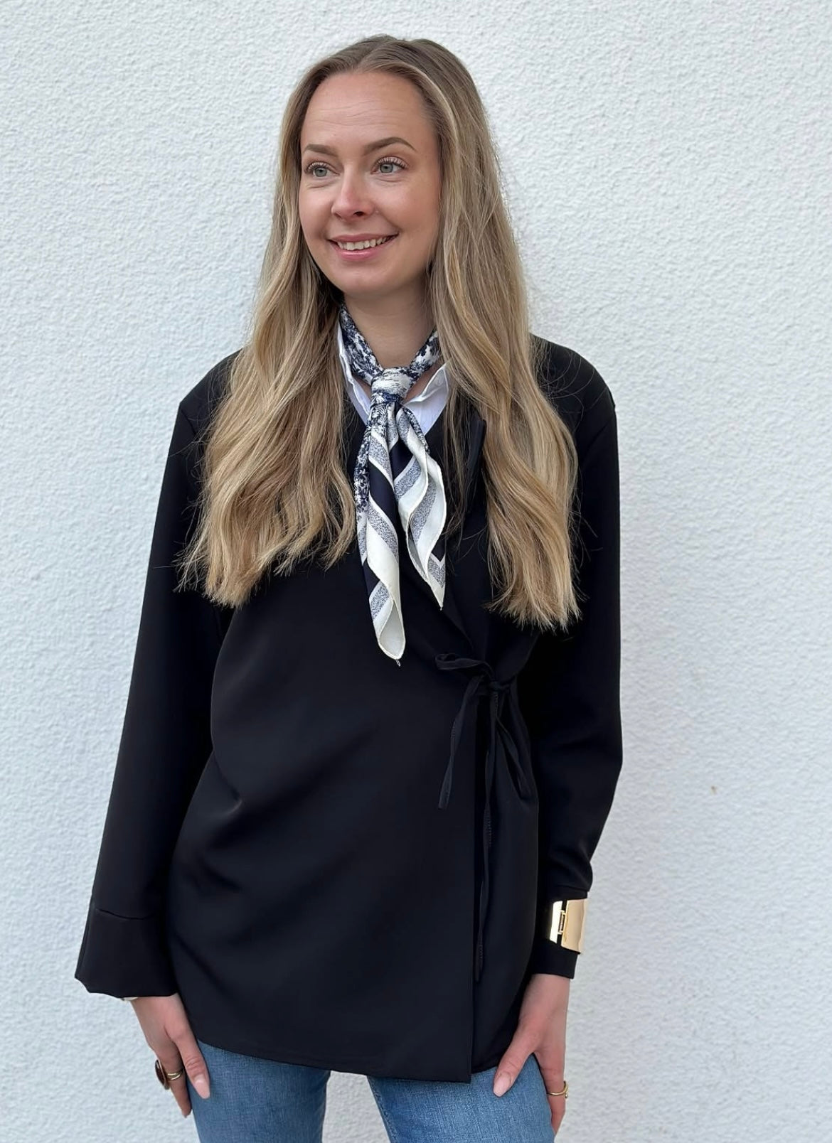 COSY HOUSE - BLAZER MED KNYTE - SVART