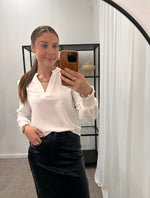 Ladda upp bild till gallerivisning, ONLY - METTE V-NECK LS SMOCK TOP - CLOUD DANCER
