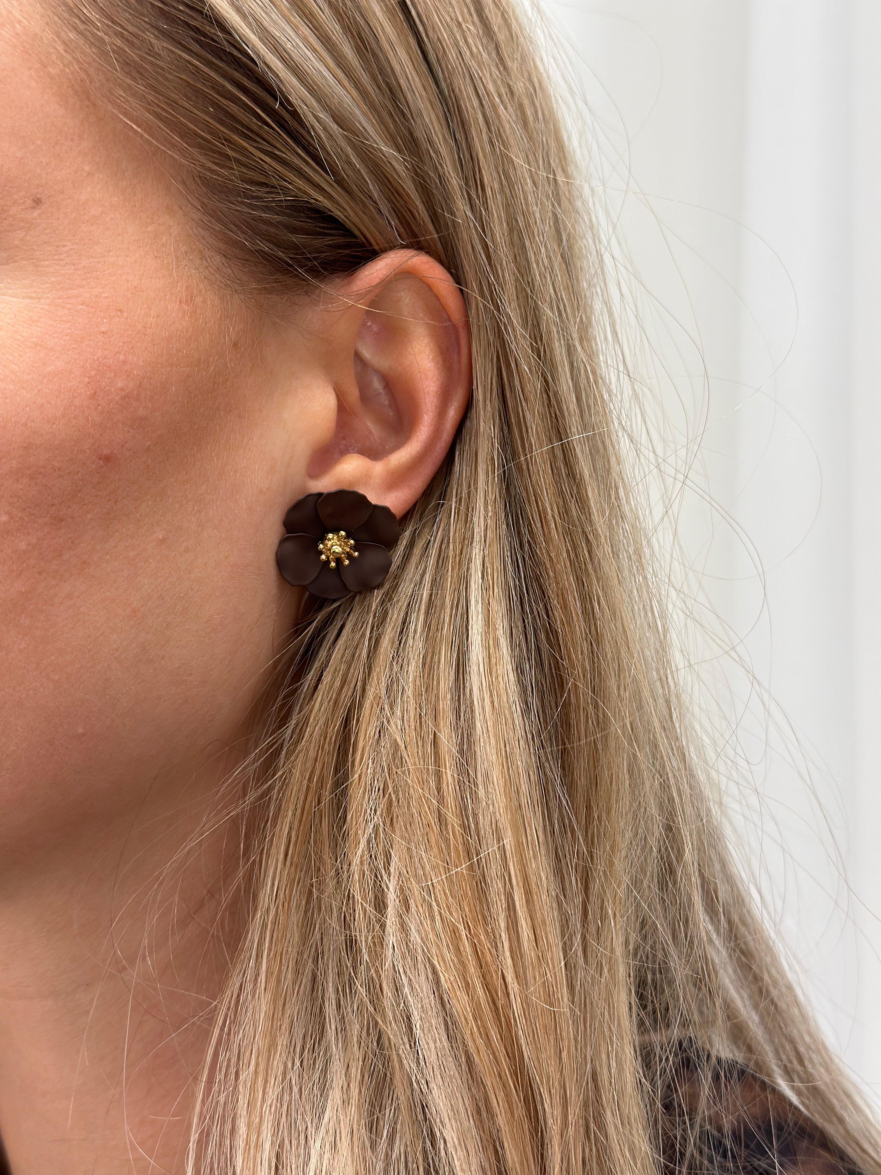 BOW 19 DETAILS - FLOWER SMALL EARRINGS - DARK BROWN