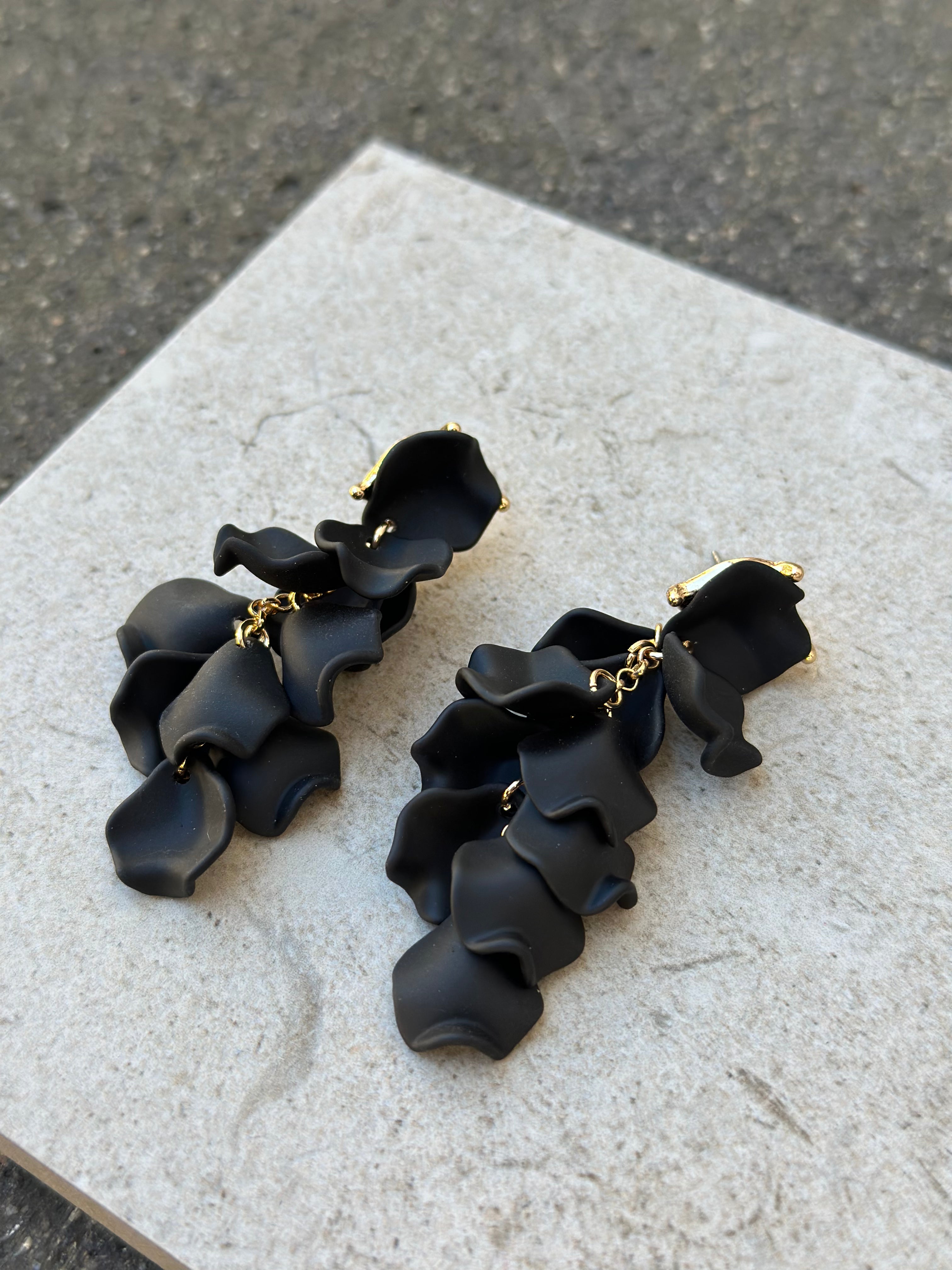 BOW19DETAILS - LEAF EARRINGS MINI - BLACK