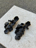 Ladda upp bild till gallerivisning, BOW19DETAILS - LEAF EARRINGS MINI - BLACK
